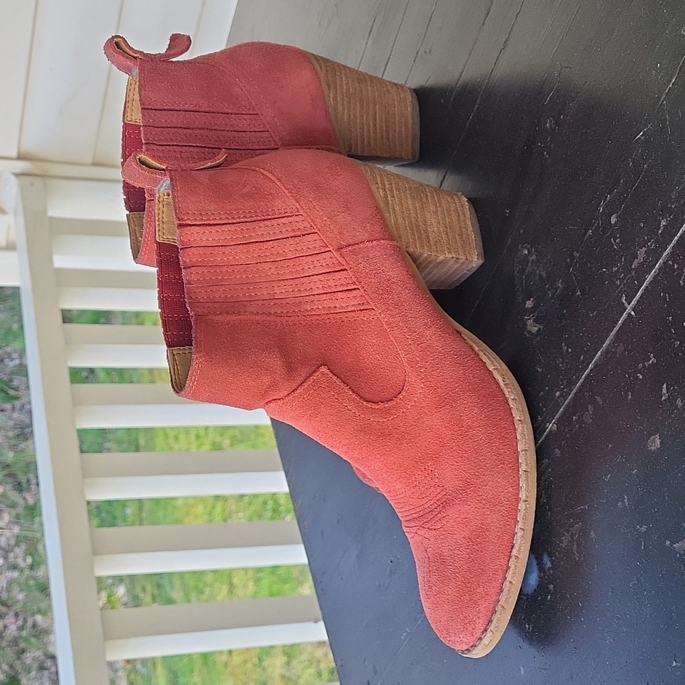 Dolce vita salmon size 8 suede booties
